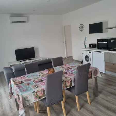 Sejour , Cure Au 1er Etage 2 Nuits Minimum * Cransac